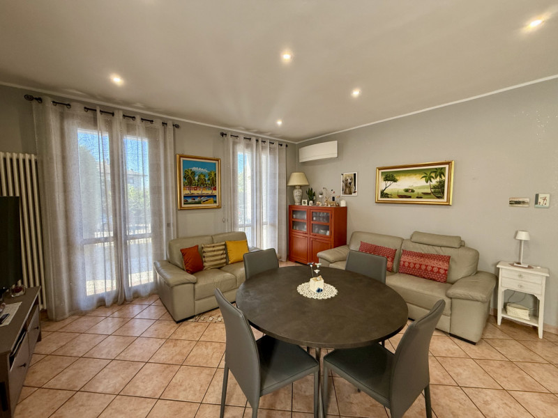 COMPOSIZIONE:
Porzione di bifamiliare sviluppata su più livelli. Al piano rialzato troviamo un am...