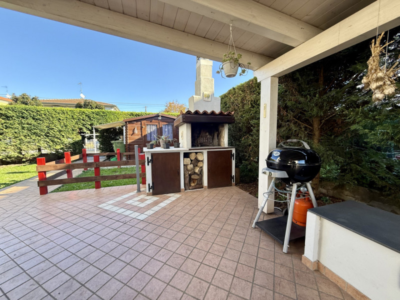 COMPOSIZIONE:
Porzione di bifamiliare sviluppata su più livelli. Al piano rialzato troviamo un am...