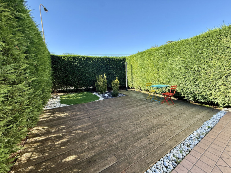 COMPOSIZIONE:
Porzione di bifamiliare sviluppata su più livelli. Al piano rialzato troviamo un am...