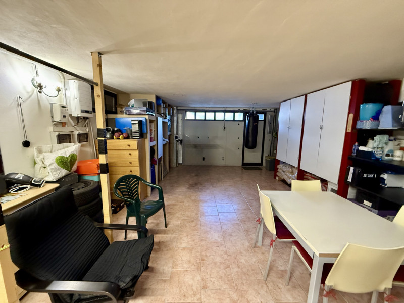 COMPOSIZIONE:
Porzione di bifamiliare sviluppata su più livelli. Al piano rialzato troviamo un am...