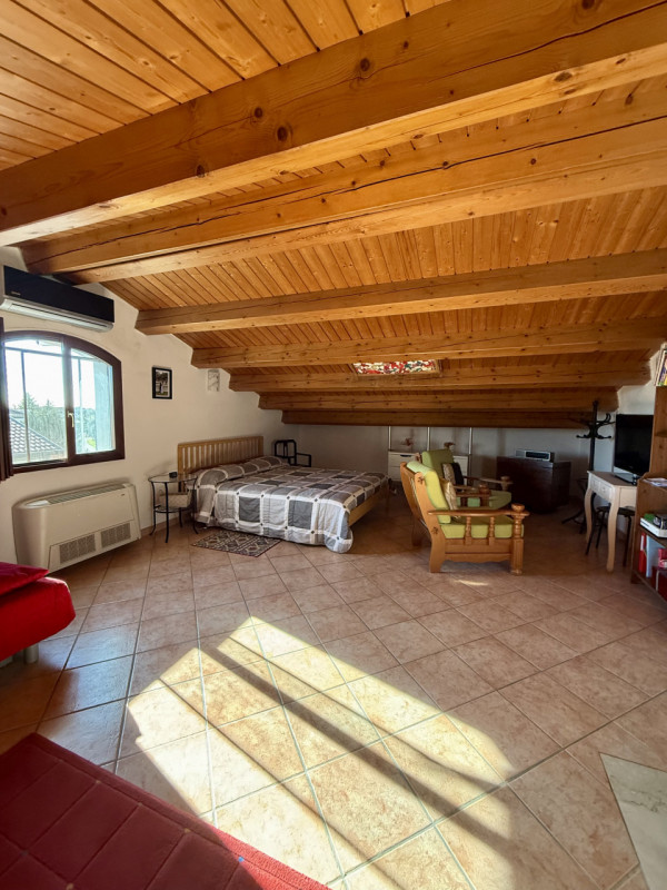 COMPOSIZIONE:
Porzione di bifamiliare sviluppata su più livelli. Al piano rialzato troviamo un am...