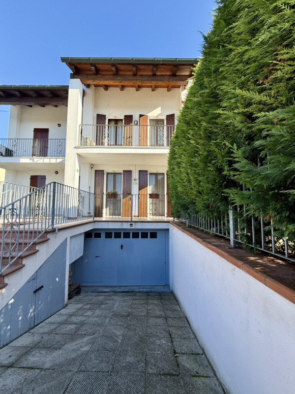 COMPOSIZIONE:
Porzione di bifamiliare sviluppata su più livelli. Al piano rialzato troviamo un am...