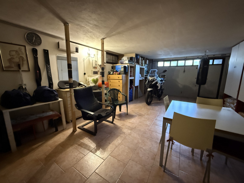 COMPOSIZIONE:
Porzione di bifamiliare sviluppata su più livelli. Al piano rialzato troviamo un am...