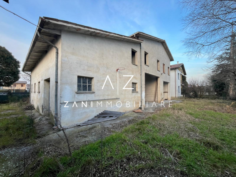 Proponiamo una splendida casa singola situata nel cuore della tranquilla zona di Salvarosa, a Cas...