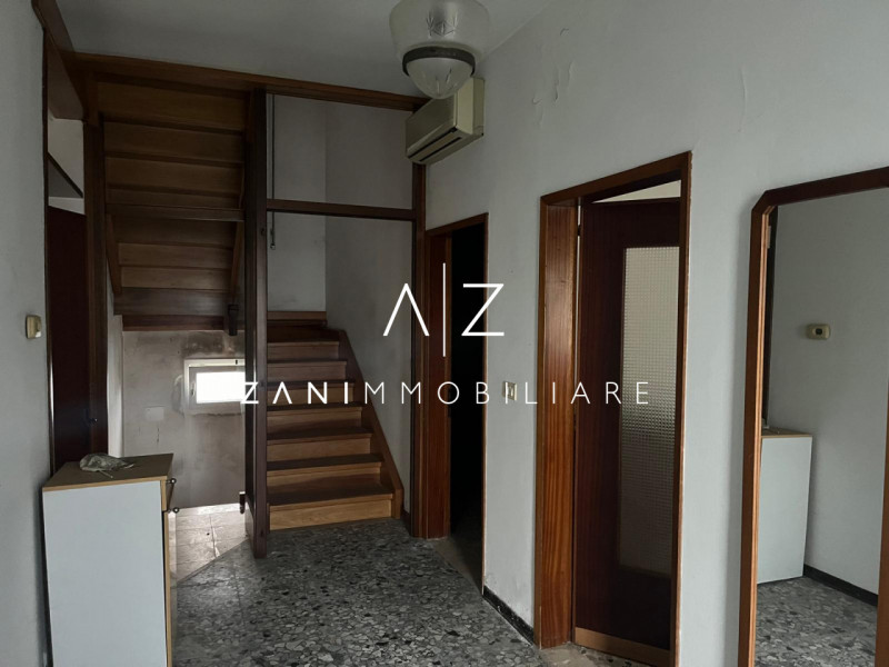 Proponiamo una splendida casa singola situata nel cuore della tranquilla zona di Salvarosa, a Cas...