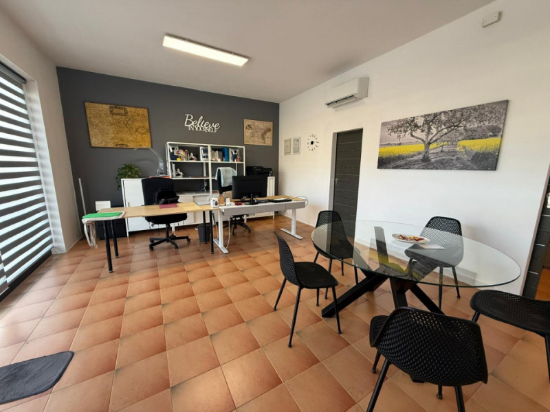 Nel cuore di Torreglia, lungo la via principale e in posizione di forte passaggio, proponiamo in ...