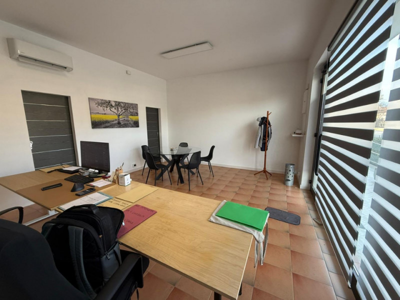 Nel cuore di Torreglia, lungo la via principale e in posizione di forte passaggio, proponiamo in ...