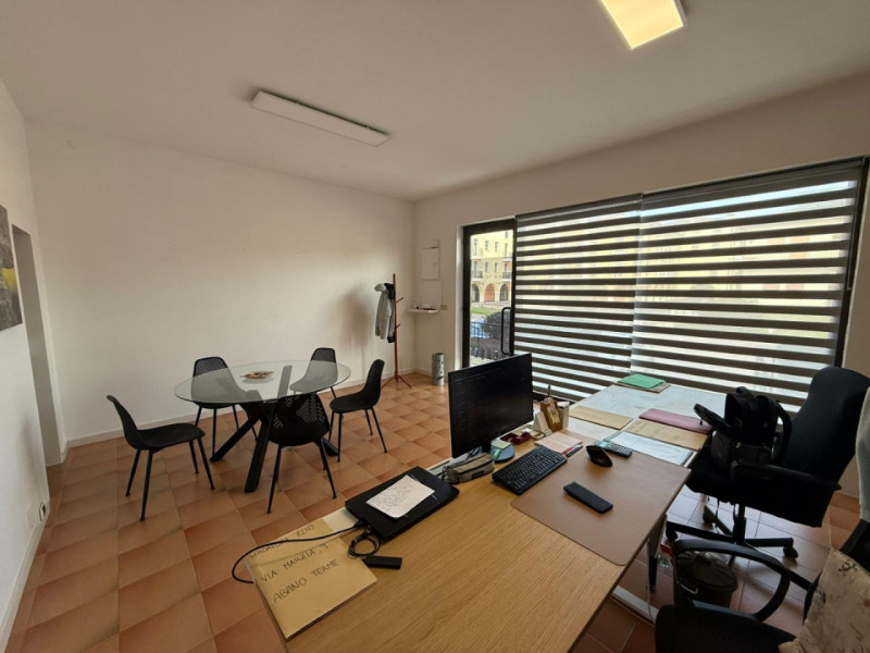 Nel cuore di Torreglia, lungo la via principale e in posizione di forte passaggio, proponiamo in ...