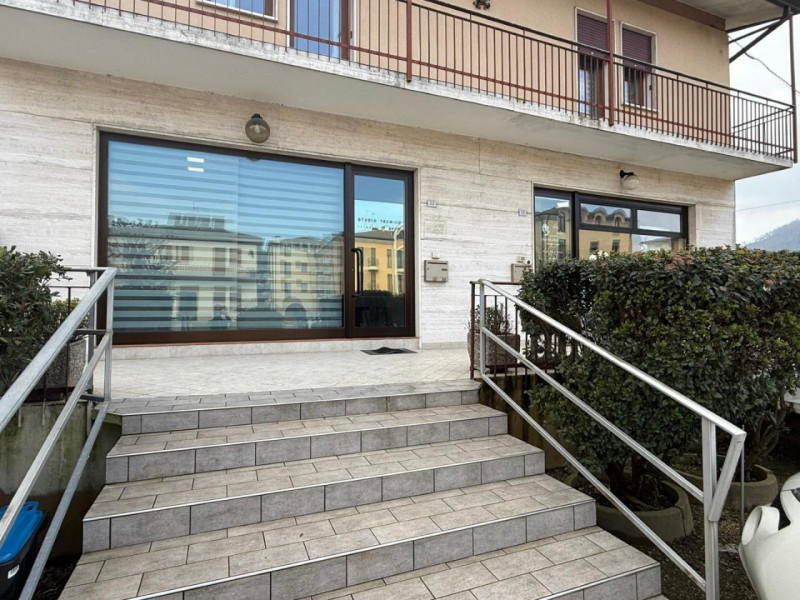 Nel cuore di Torreglia, lungo la via principale e in posizione di forte passaggio, proponiamo in ...