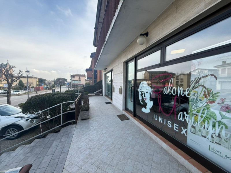 In zona centrale a Torreglia, proponiamo in vendita negozio di circa 40 mq situato in posizione s...