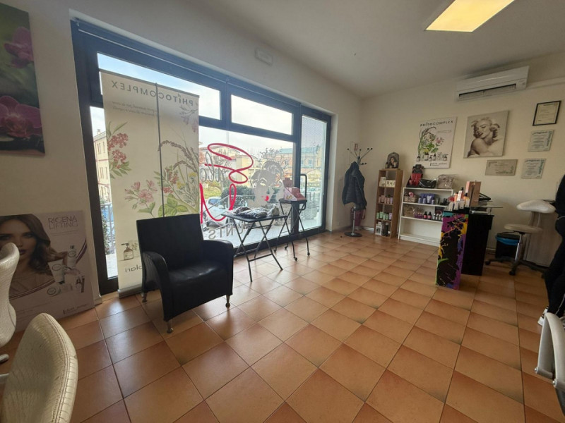 In zona centrale a Torreglia, proponiamo in vendita negozio di circa 40 mq situato in posizione s...