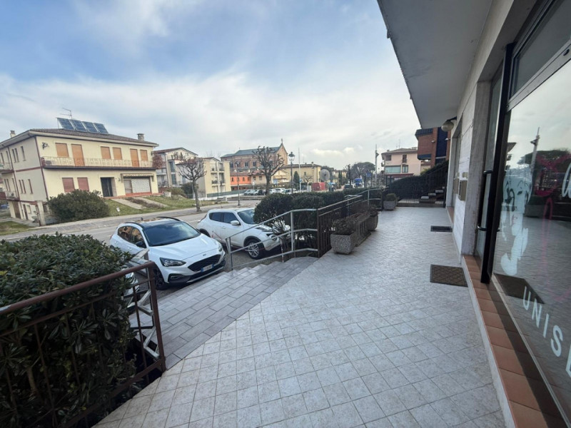 In zona centrale a Torreglia, proponiamo in vendita negozio di circa 40 mq situato in posizione s...