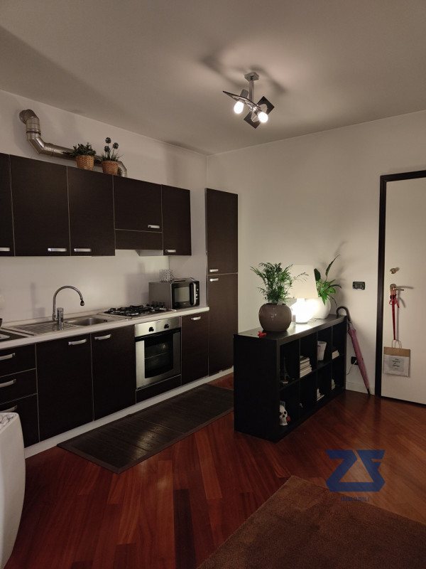 Scopri l'eleganza e il comfort di questo splendido appartamento trilocale situato nel cuore pulsa...