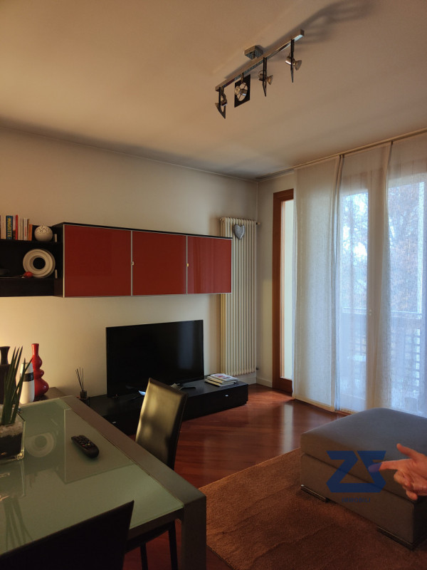 Scopri l'eleganza e il comfort di questo splendido appartamento trilocale situato nel cuore pulsa...