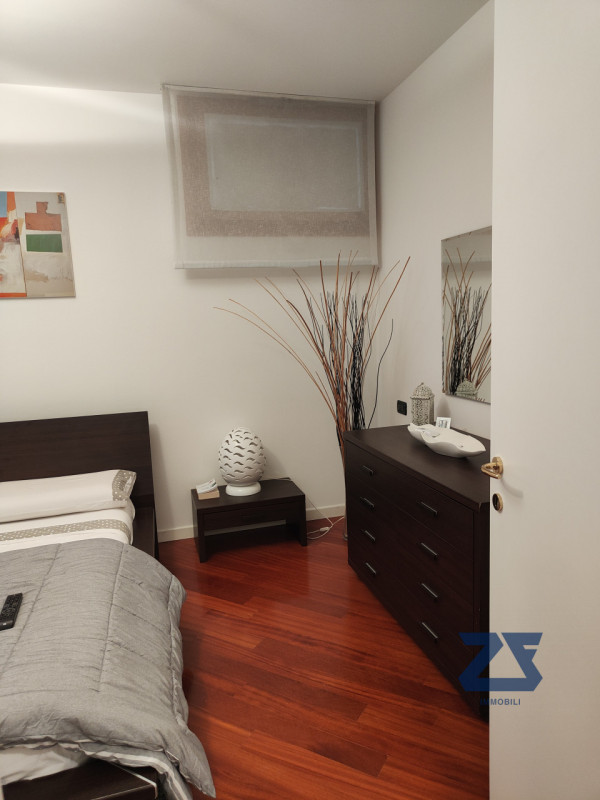 Scopri l'eleganza e il comfort di questo splendido appartamento trilocale situato nel cuore pulsa...