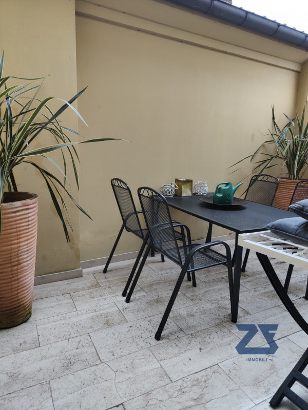 Scopri l'eleganza e il comfort di questo splendido appartamento trilocale situato nel cuore pulsa...