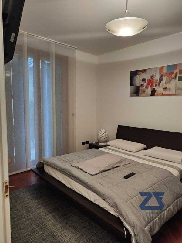 Scopri l'eleganza e il comfort di questo splendido appartamento trilocale situato nel cuore pulsa...