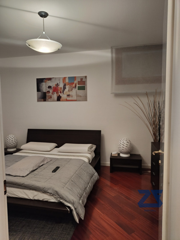 Scopri l'eleganza e il comfort di questo splendido appartamento trilocale situato nel cuore pulsa...