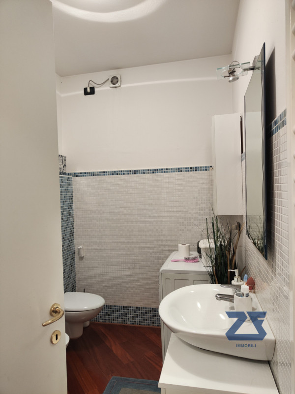 Scopri l'eleganza e il comfort di questo splendido appartamento trilocale situato nel cuore pulsa...