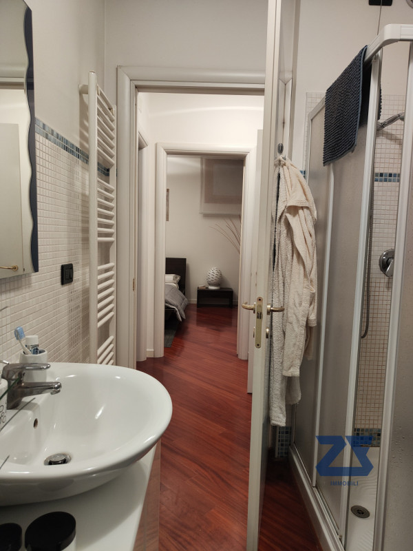 Scopri l'eleganza e il comfort di questo splendido appartamento trilocale situato nel cuore pulsa...