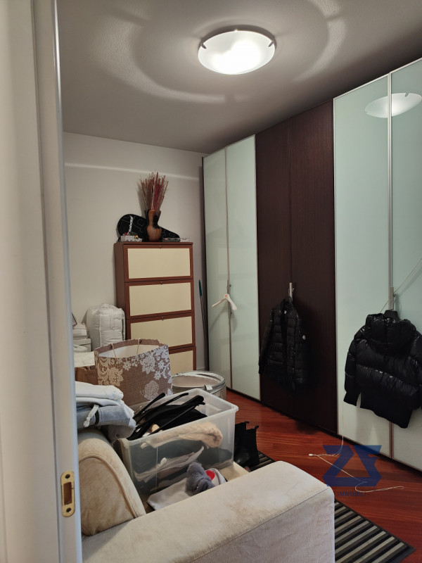 Scopri l'eleganza e il comfort di questo splendido appartamento trilocale situato nel cuore pulsa...