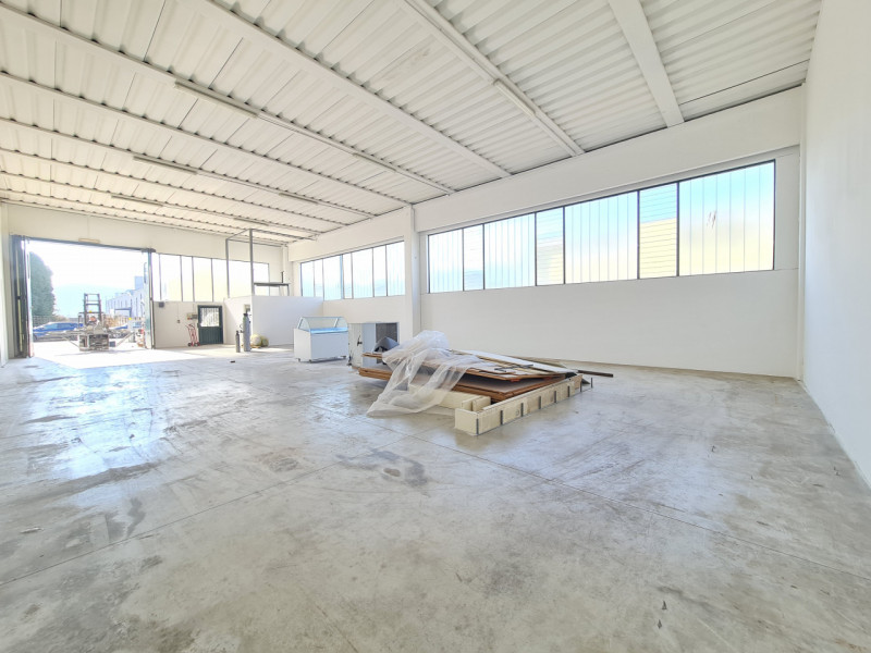 Capannone multiservizi in zona artigianale ad Abano Terme, direttamente ubicato in prossimità del...