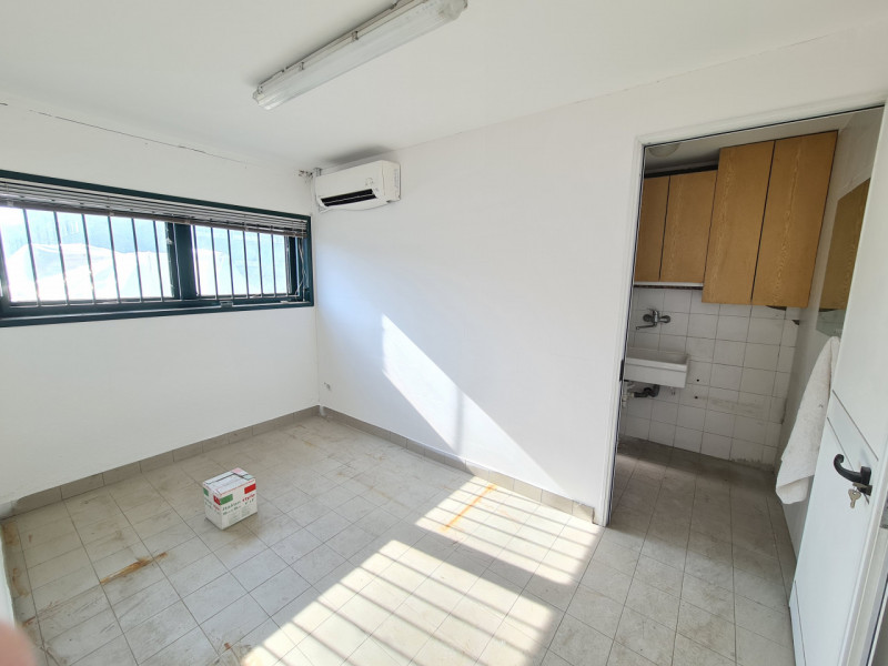 Capannone multiservizi in zona artigianale ad Abano Terme, direttamente ubicato in prossimità del...