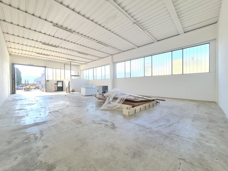 Capannone multiservizi in zona artigianale ad Abano Terme, direttamente ubicato in prossimità del...