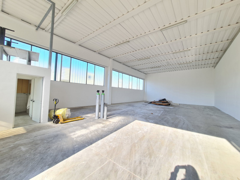 Capannone multiservizi in zona artigianale ad Abano Terme, direttamente ubicato in prossimità del...