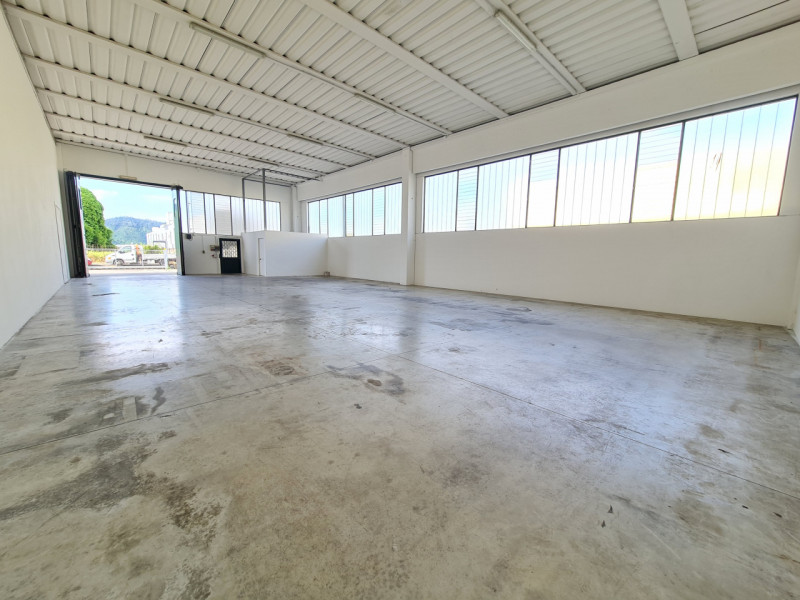 Capannone multiservizi in zona artigianale ad Abano Terme, direttamente ubicato in prossimità del...