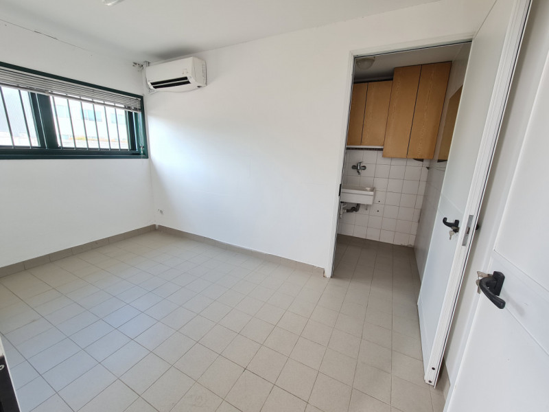 Capannone multiservizi in zona artigianale ad Abano Terme, direttamente ubicato in prossimità del...