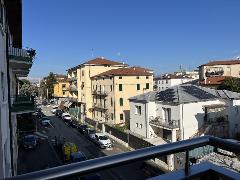 SPLENDIDO TRICAMERE RISTRUTTURATO, A VICENZA QUARTIERE PISCINE-SAN BORTOLO- Rif. 8345
Nel cuore d...