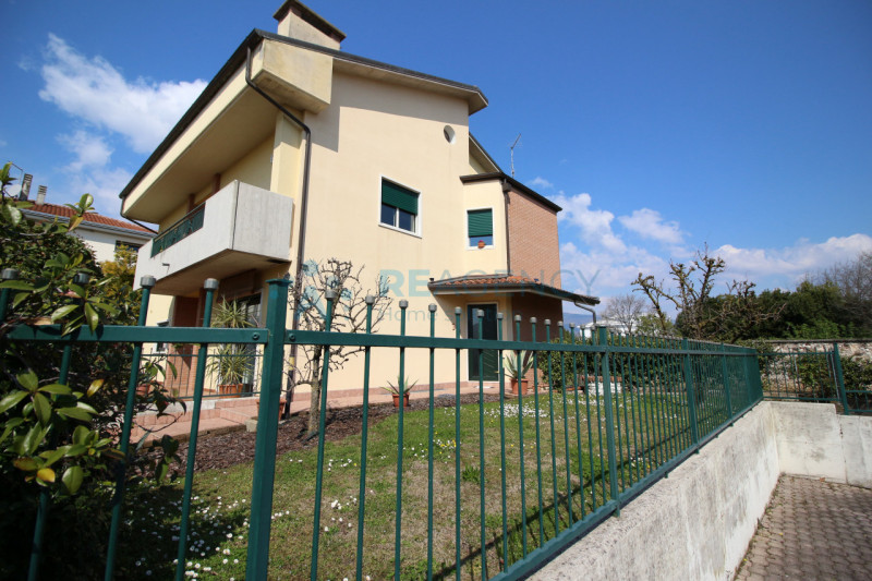 Thiene 

Stai cercando una porzione di bifamiliare in zona tranquilla ma allo stesso tempo centra...