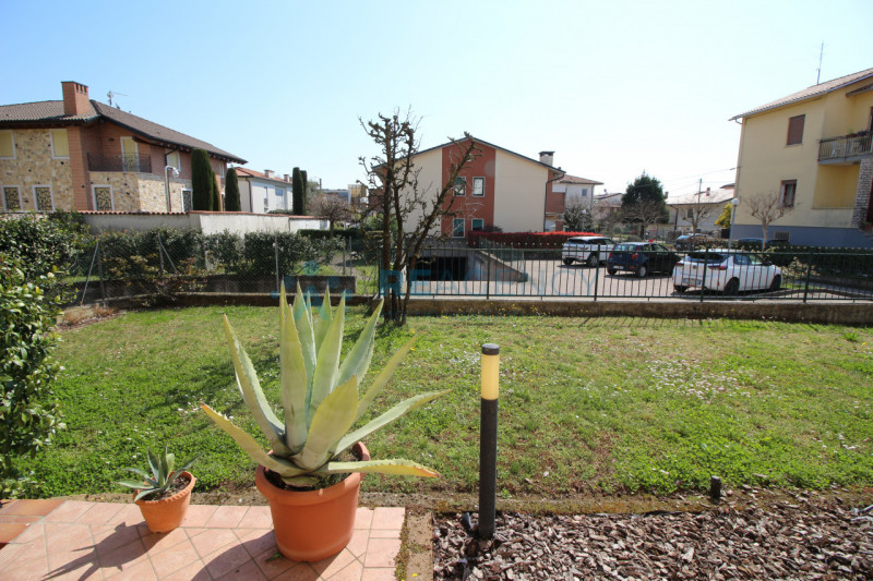 Thiene 

Stai cercando una porzione di bifamiliare in zona tranquilla ma allo stesso tempo centra...