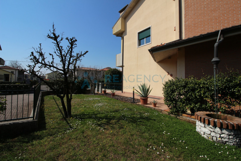 Thiene 

Stai cercando una porzione di bifamiliare in zona tranquilla ma allo stesso tempo centra...