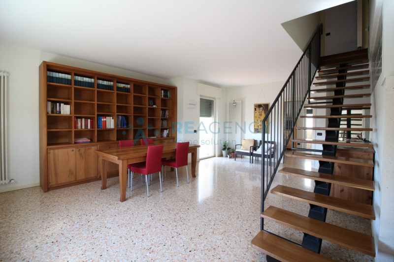 Thiene 

Stai cercando una porzione di bifamiliare in zona tranquilla ma allo stesso tempo centra...