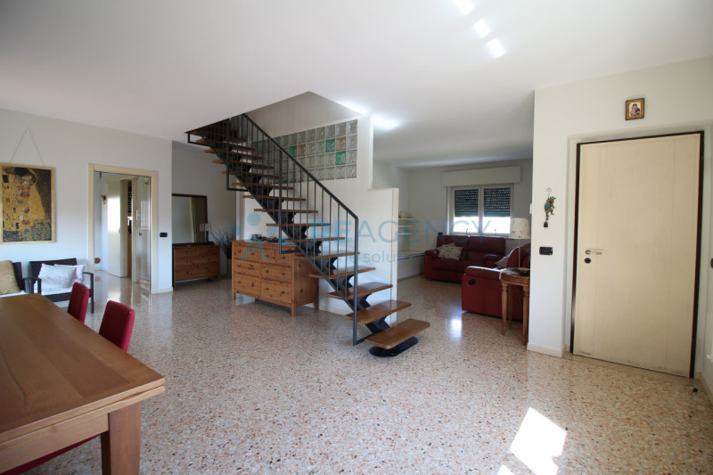 Thiene 

Stai cercando una porzione di bifamiliare in zona tranquilla ma allo stesso tempo centra...