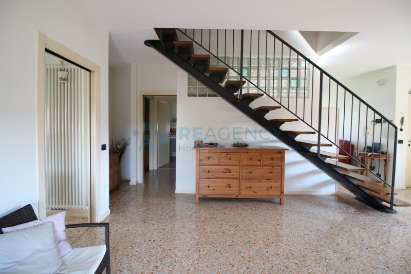 Thiene 

Stai cercando una porzione di bifamiliare in zona tranquilla ma allo stesso tempo centra...