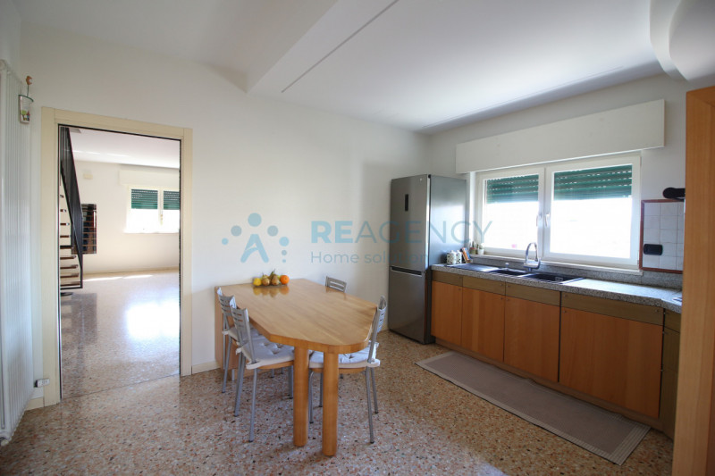 Thiene 

Stai cercando una porzione di bifamiliare in zona tranquilla ma allo stesso tempo centra...