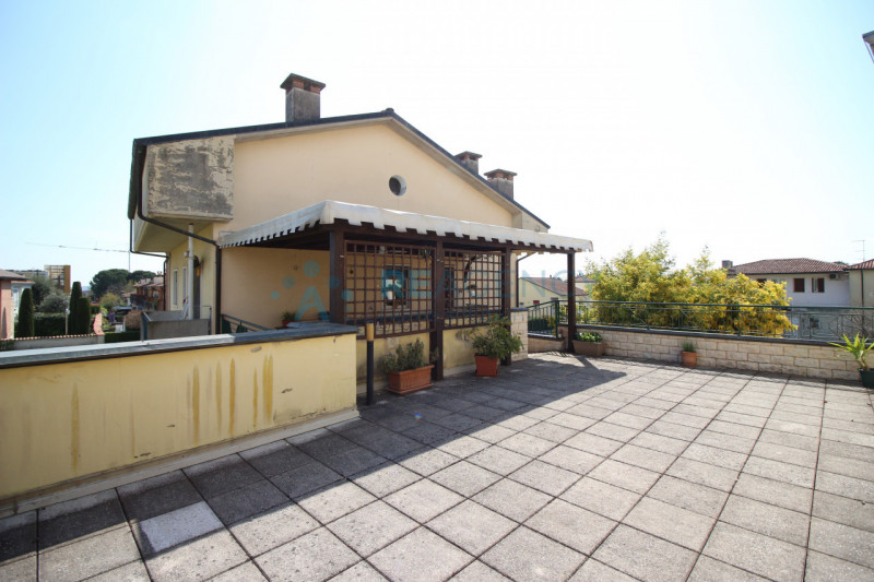 Thiene 

Stai cercando una porzione di bifamiliare in zona tranquilla ma allo stesso tempo centra...