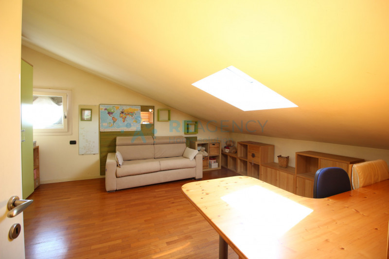 Thiene 

Stai cercando una porzione di bifamiliare in zona tranquilla ma allo stesso tempo centra...