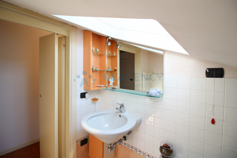 Thiene 

Stai cercando una porzione di bifamiliare in zona tranquilla ma allo stesso tempo centra...