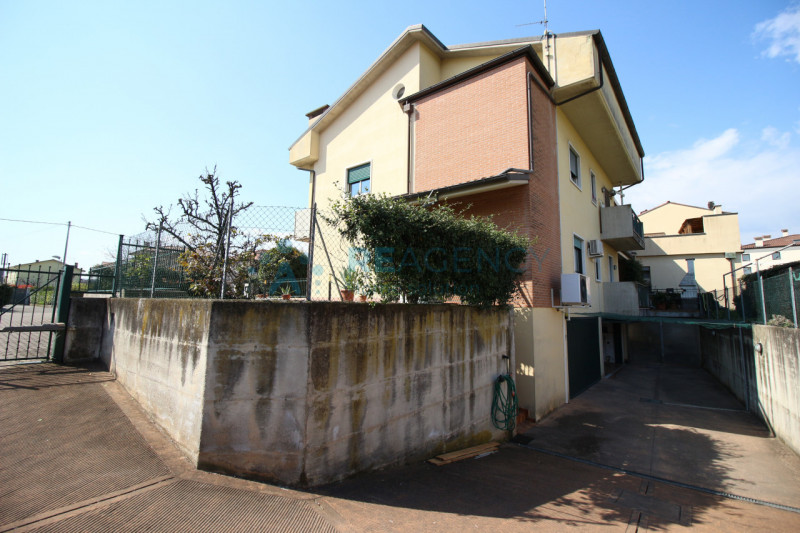 Thiene 

Stai cercando una porzione di bifamiliare in zona tranquilla ma allo stesso tempo centra...