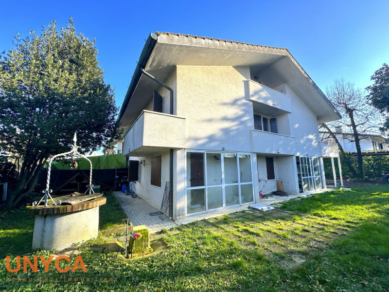 Proponiamo bifamiliare situata in quartiere residenziale rappresentando la perfetta fusione tra i...