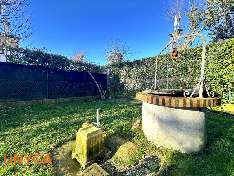 Proponiamo bifamiliare situata in quartiere residenziale rappresentando la perfetta fusione tra i...