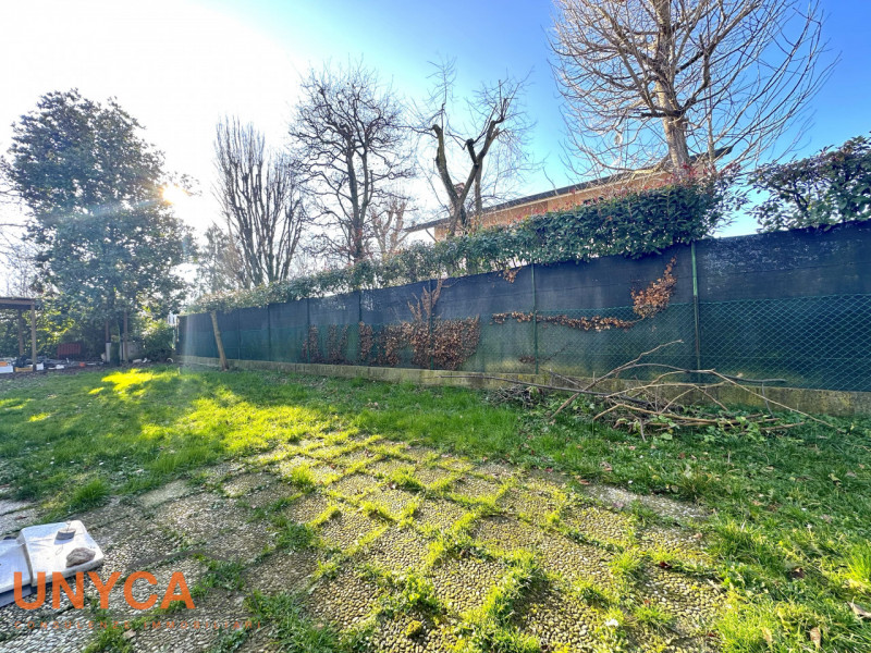 Proponiamo bifamiliare situata in quartiere residenziale rappresentando la perfetta fusione tra i...