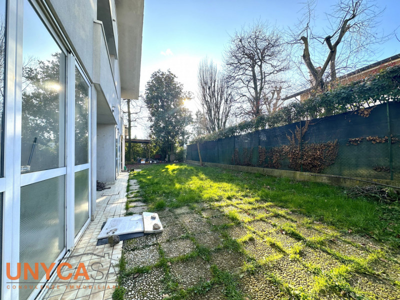 Proponiamo bifamiliare situata in quartiere residenziale rappresentando la perfetta fusione tra i...