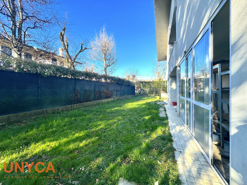 Proponiamo bifamiliare situata in quartiere residenziale rappresentando la perfetta fusione tra i...