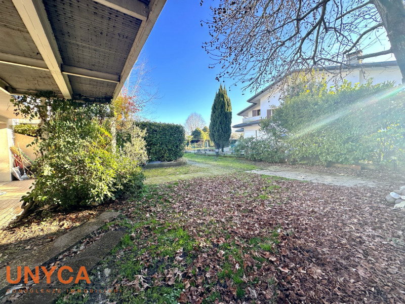 Proponiamo bifamiliare situata in quartiere residenziale rappresentando la perfetta fusione tra i...