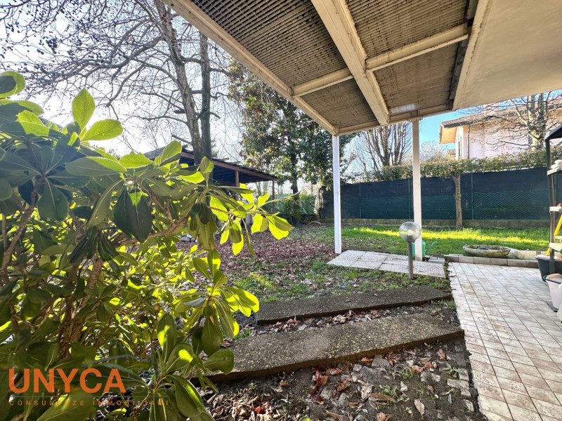 Proponiamo bifamiliare situata in quartiere residenziale rappresentando la perfetta fusione tra i...